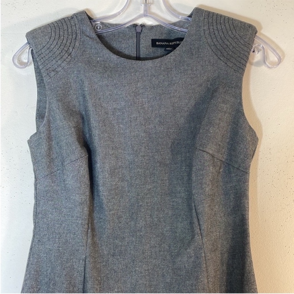 Banana Republic Grey Padded Shoulder Sleeveless Sheath Dress. 0. NWT. - Picture 3 of 8